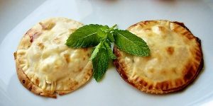 empanada de queso, empanada de queso y albahaca, empanaditas de queso, empanada rellena con queso