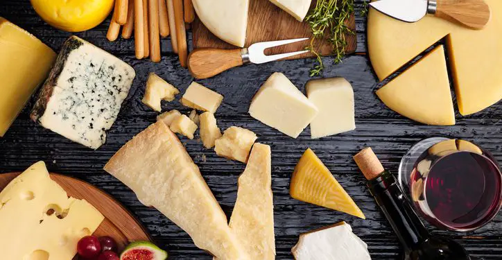 tabla de quesos y fiambres, como preparar una tabla de quesos, que quesos se necesitan para una tabla de picada, que quesos no pueden faltar en una tabla de fiambres y quesos