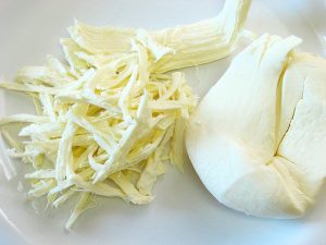 queso oaxaca, quesillo en hebras, quesillo, queso mexicano,queso oaxaca, oaxaca cheese, what is oaxaca cheese, oaxaca substitutes, oaxaca recipes, quesillo