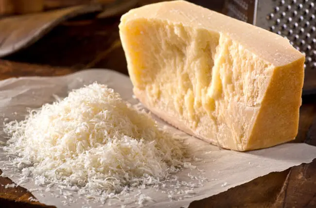 queso parmesano, que es el parmesano, como se produce el parmesano, diferencia parmesano y reggiano, origen parmesano