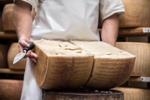 queso parmesano, que es el parmesano, como se produce el parmesano, diferencia parmesano y reggiano, origen parmesano