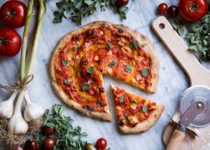 receta de pizza sin queso, pizza sin queso, pizza sin queso de tomate y ajo, pizza para intolerantes a la lactosa