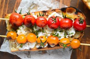 Brochetas de Queso de Cabra y Tomates Cherry, aperitivos con queso de cabra