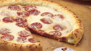 pizza con borde de queso, receta de pizza con borde de queso